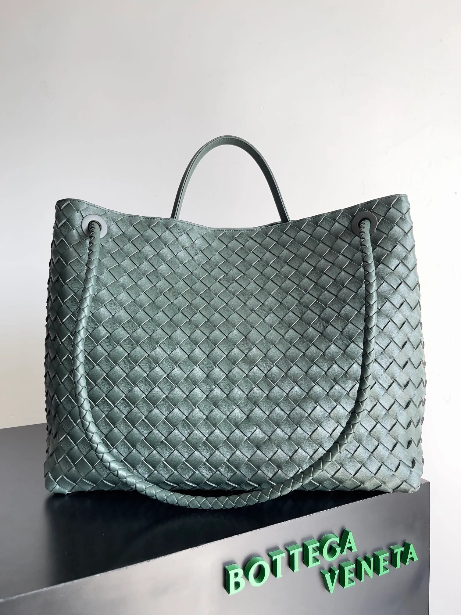Batch 3760 Recently, the same style of bag that celebrities love is both high-end and practical. Michelle Yeoh, Kim Namjoon, Jing Boran, Tong Liya, Sun Qian, Wu Qianyu, Du Juan, Ma Yili and Bai Baihe are all carrying Bottega Veneta summer series Andiamo handbags. Andiamo has a simple structure and rounded lines. The whole piece is made of Nappa leather. It is comfortable, soft and dynamic. It adds interest to daily life and can be easily matched with various styles. Andiamo handbags are available in three sizes: small, medium and large. There are many colors to choose from, which can meet different needs. You can really carry it whether it is daily or attending events. Style number: 743575 Size: 45*22*34 including handle height 44cm